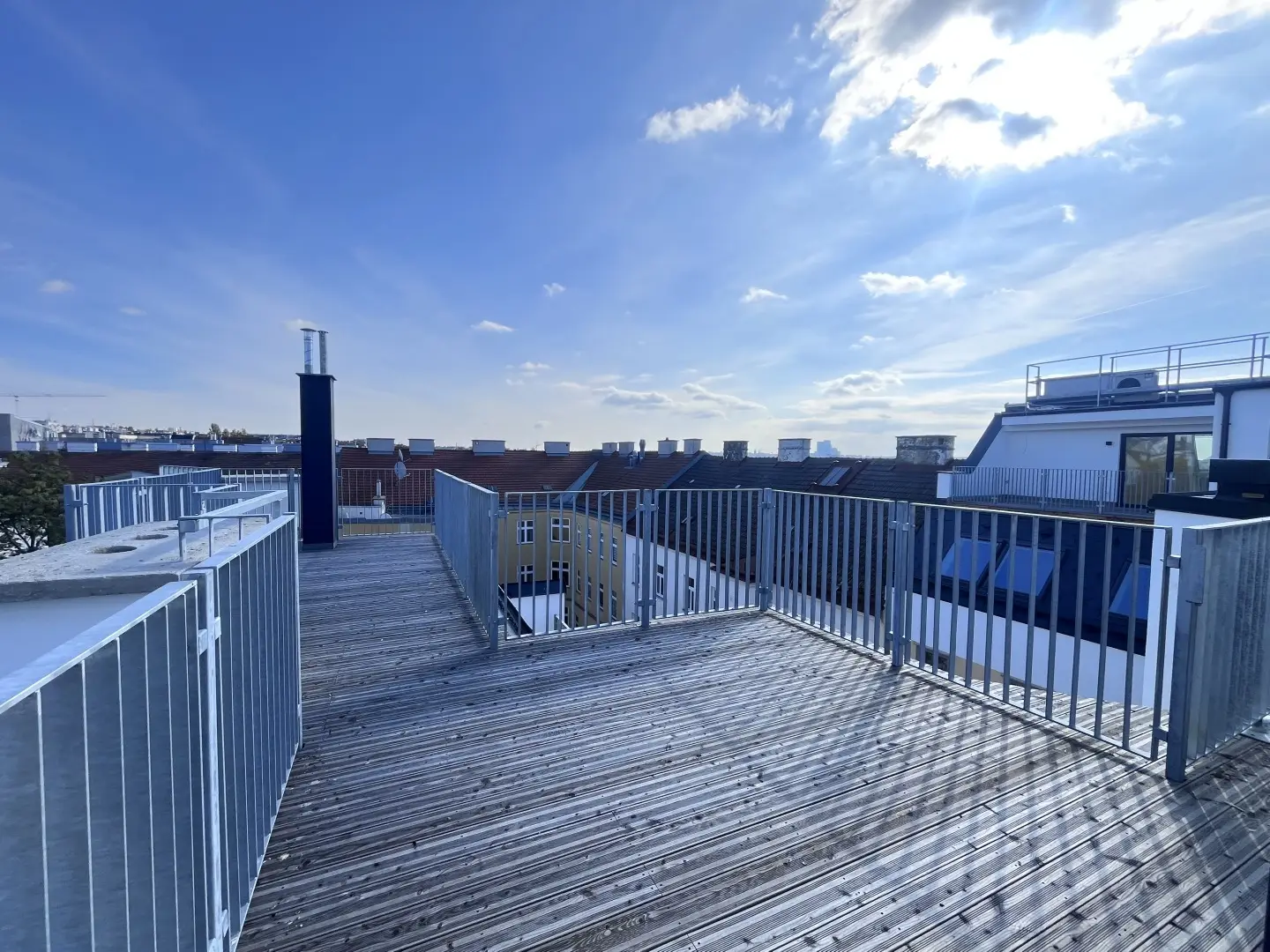 Bright Dachgeschosswohnung with three terraces and distant view