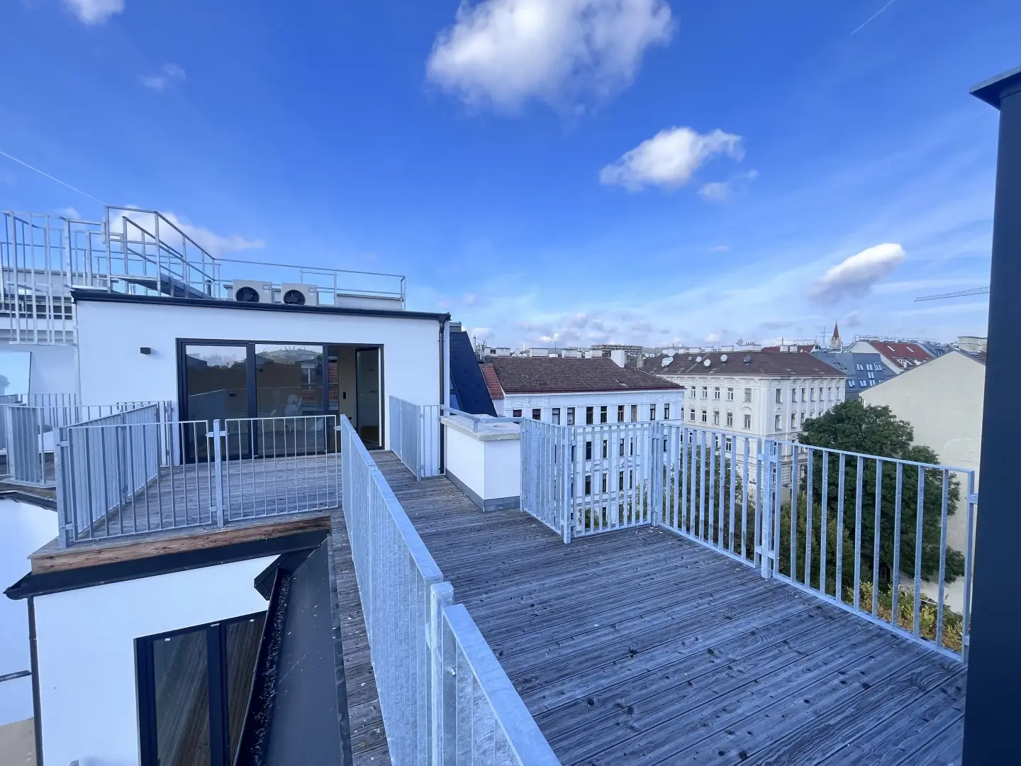 Bright Dachgeschosswohnung with three terraces and distant view