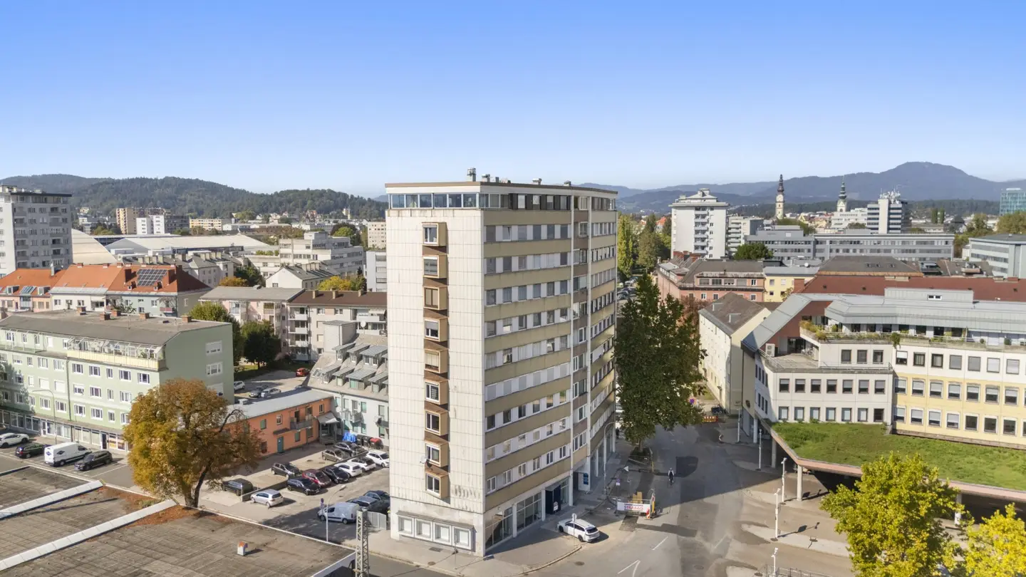 Modern 3-room apartment with loggia! Living at Klagenfurt main train station with view of freight traffic