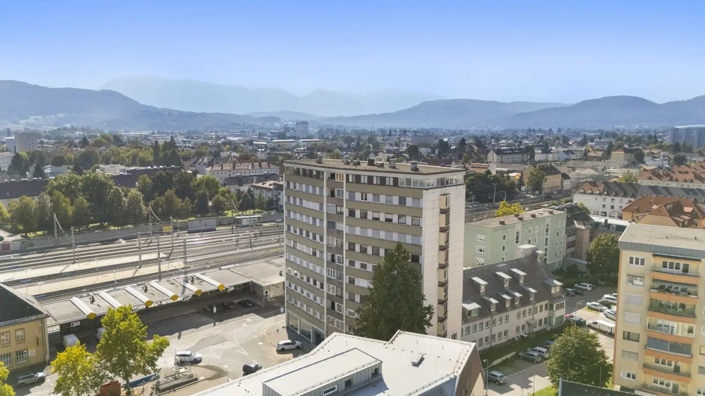 Modern 3-room apartment with loggia! Living at Klagenfurt main train station with view of freight traffic