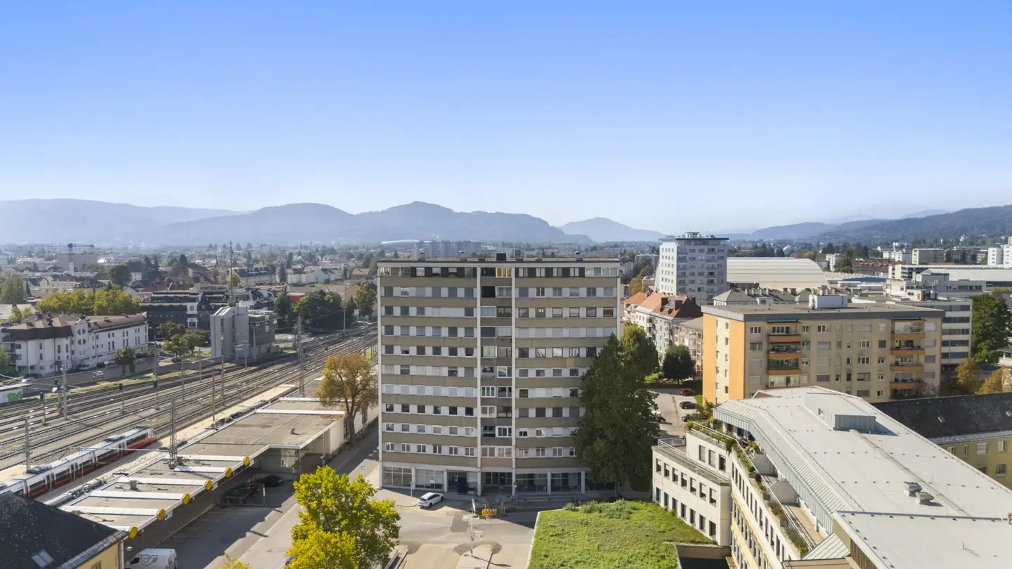 Modern 3-room apartment with loggia! Living at Klagenfurt main train station with view of freight traffic