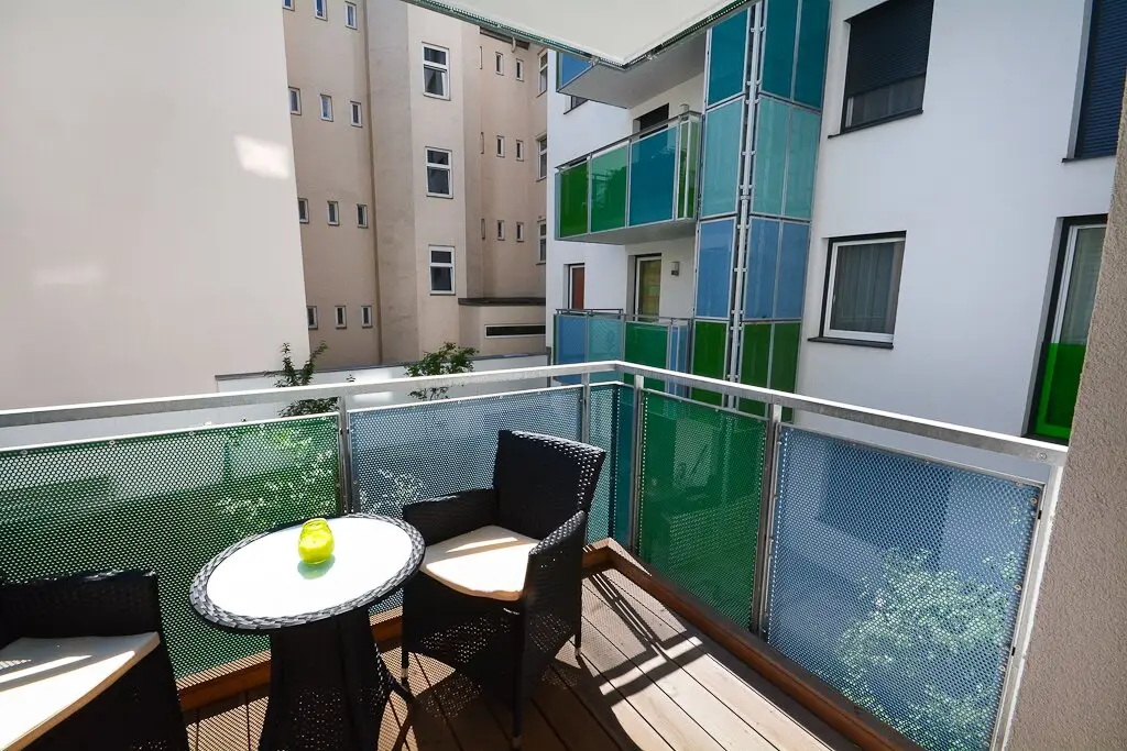 2-room Apartment with Balcony in Quiet Courtyard Location / absolute proximity to U3