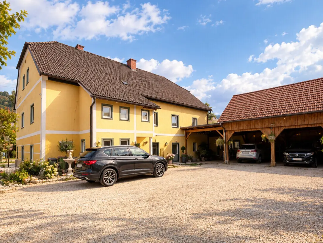 Apartment in historic farmhouse with commercial space