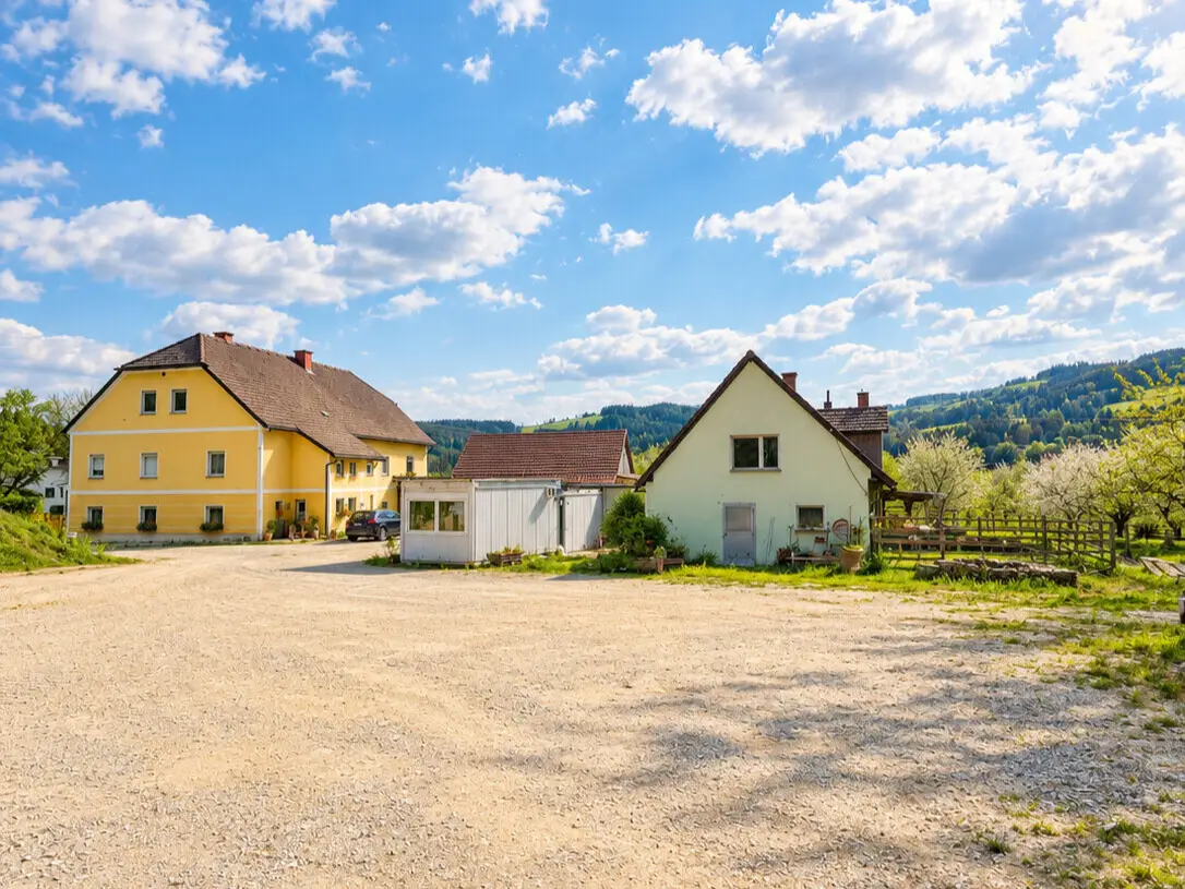 Apartment in historic farmhouse with commercial space