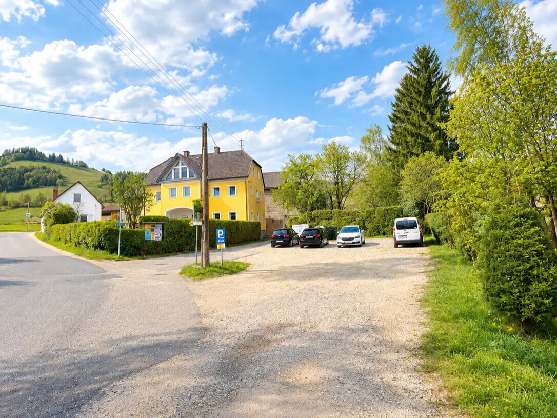 Apartment in historic farmhouse with commercial space