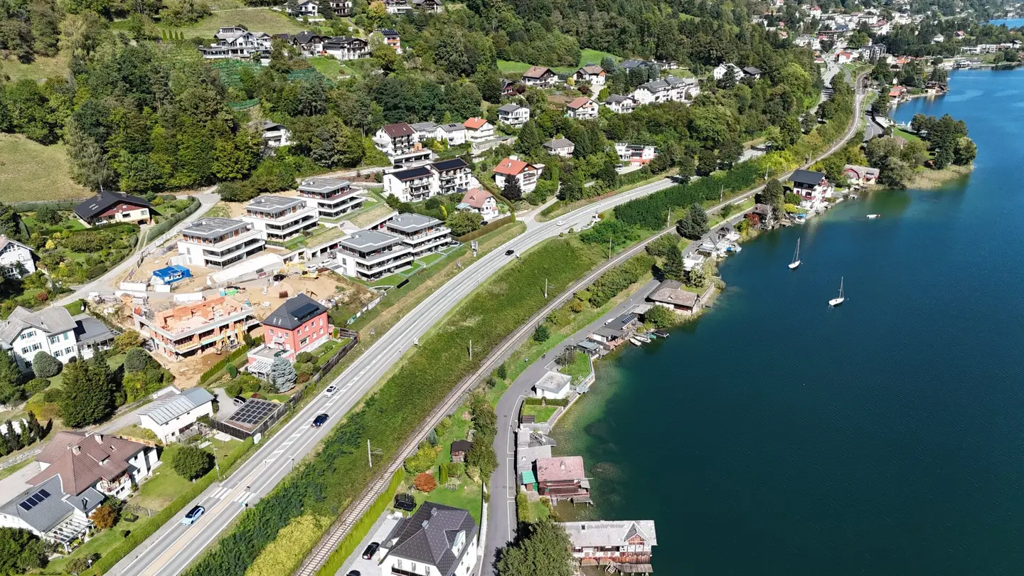 New building with lake and mountain views in immediate proximity to the Kanzelbahn