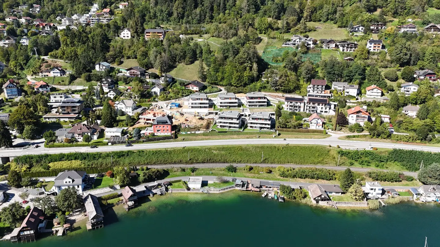 New building with lake and mountain views in immediate proximity to the Kanzelbahn