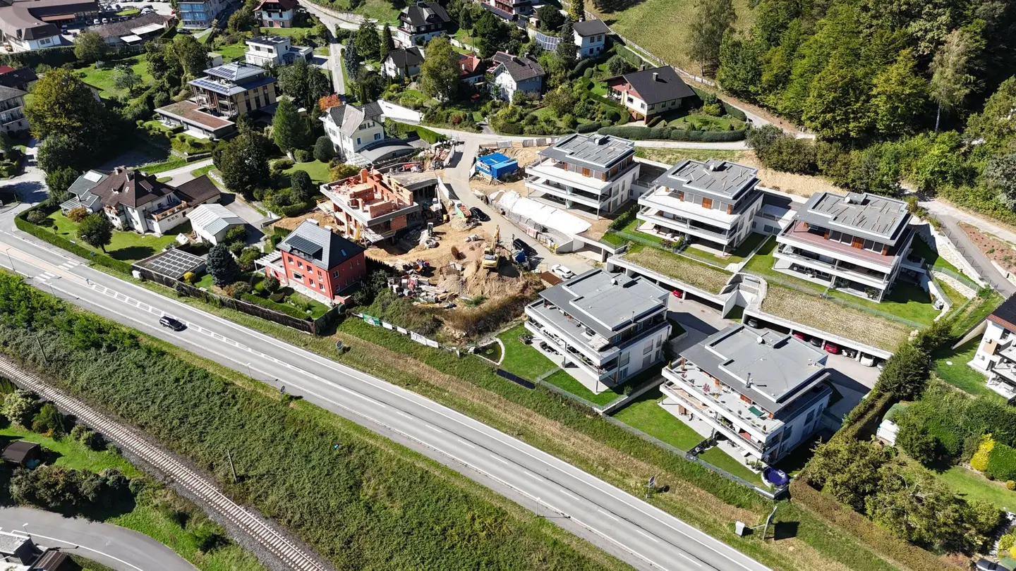New building with lake and mountain views in immediate proximity to the Kanzelbahn