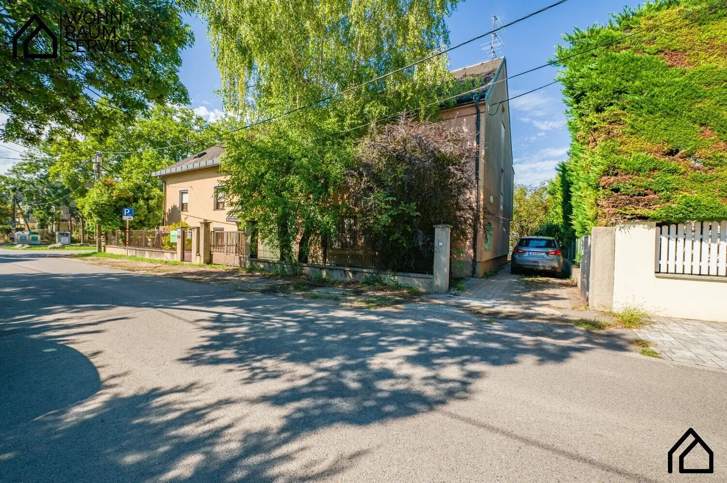 Großes Wohnhaus mit Werkstatt oder Atelier.