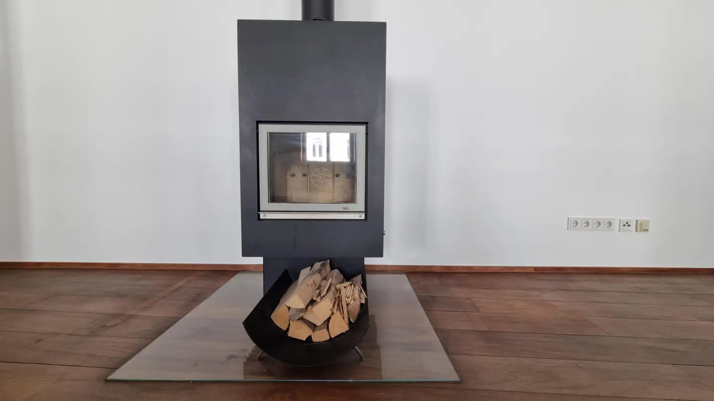 Altbauwohnung with fireplace and high ceilings in city centre
