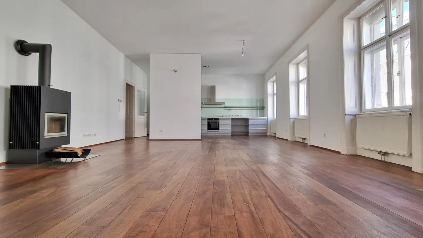 Altbauwohnung with fireplace and high ceilings in city centre