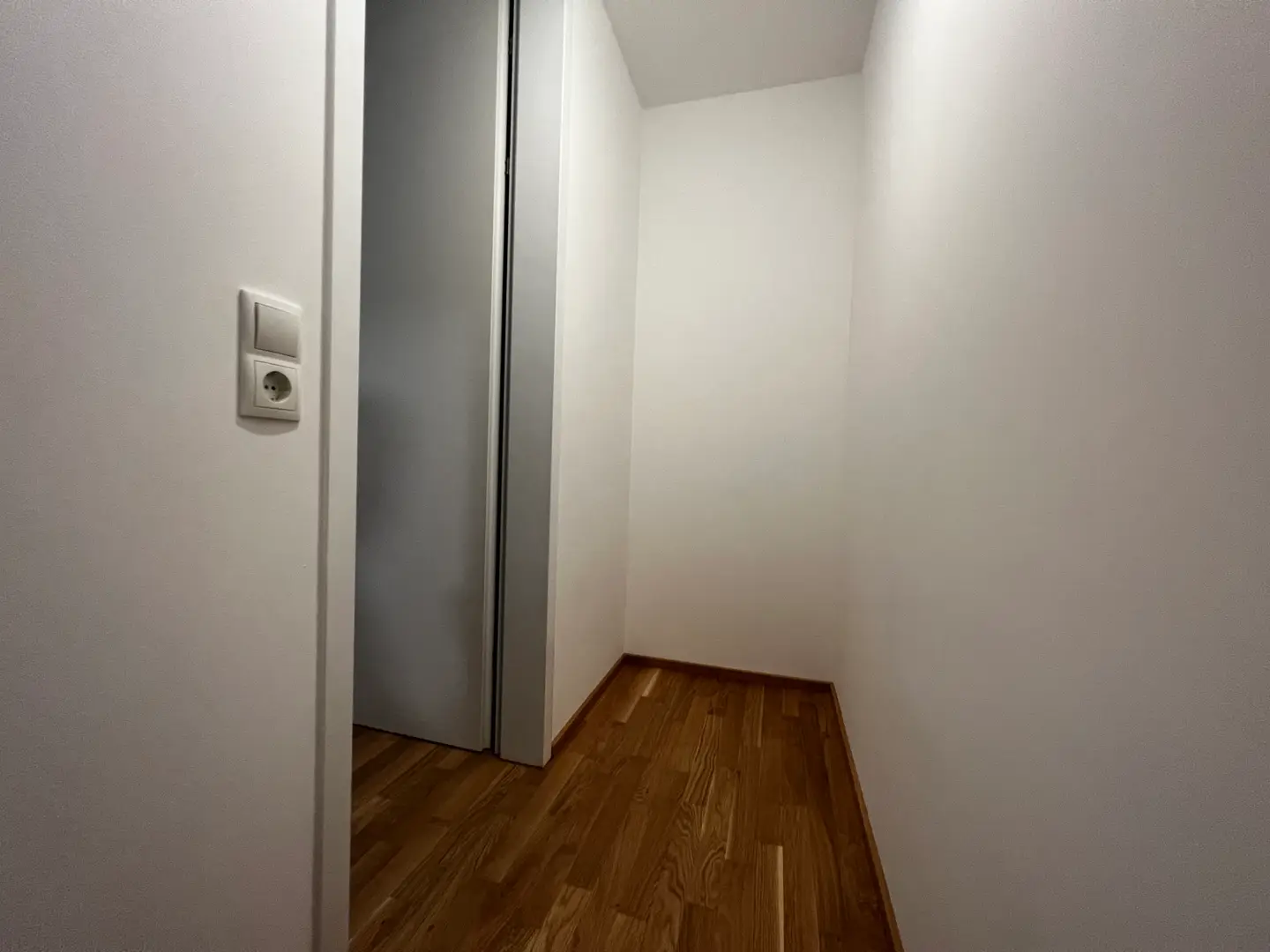 Helle Neubauwohnung mit Balkon und Carport