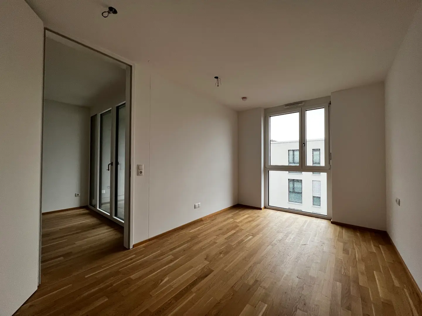 Helle Neubauwohnung mit Balkon und Carport