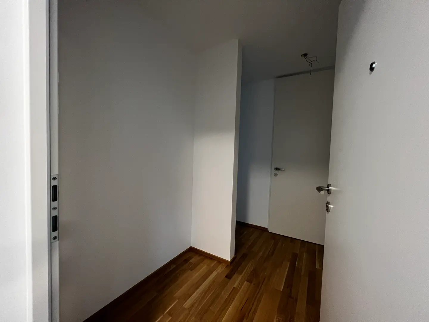 Helle Neubauwohnung mit Balkon und Carport
