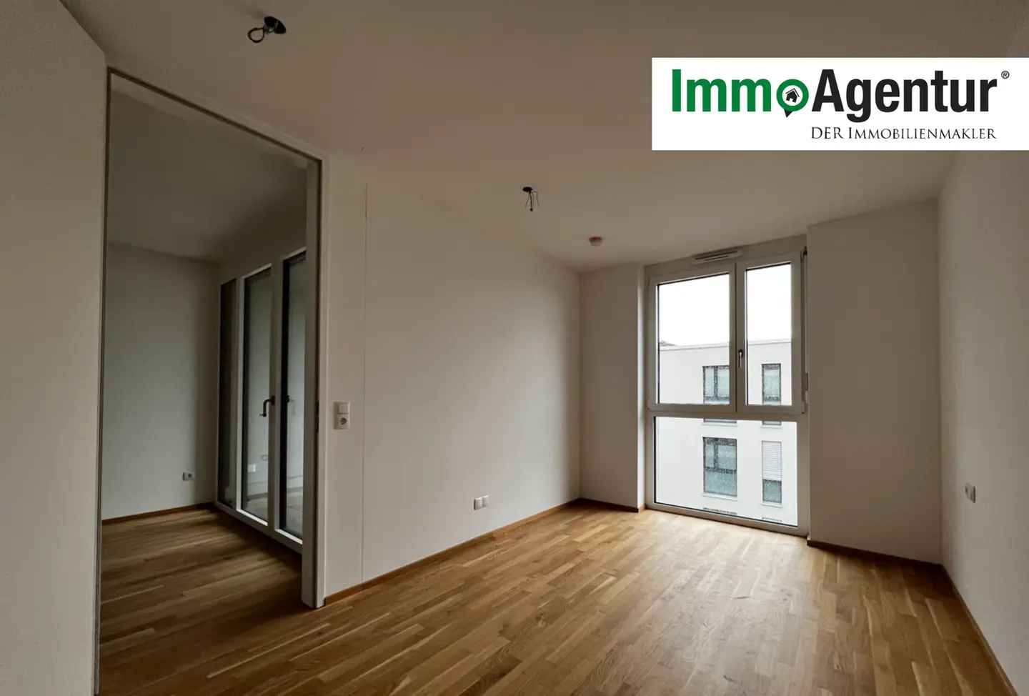 Helle Neubauwohnung mit Balkon und Carport