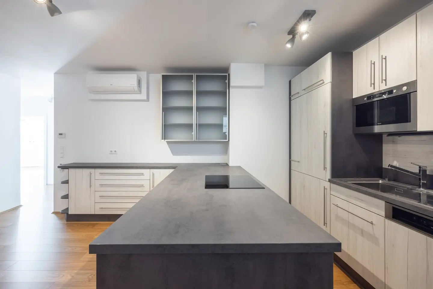 Modern 2-room apartment with nice view, underfloor heating, air source heat pump, air conditioning, elevator