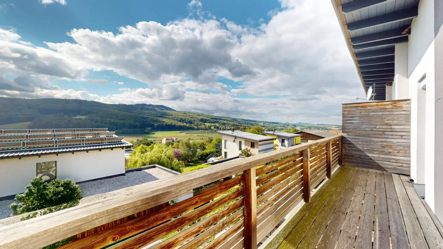 Neuwertiges Endreihenhaus mit Fernblick über den Wienerwald: Südterrasse, Balkon, Garten und beheizter Keller