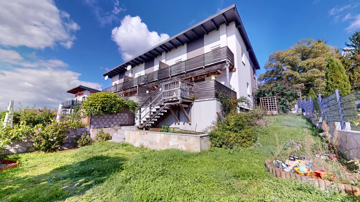 Neuwertiges Endreihenhaus mit Fernblick über den Wienerwald: Südterrasse, Balkon, Garten und beheizter Keller