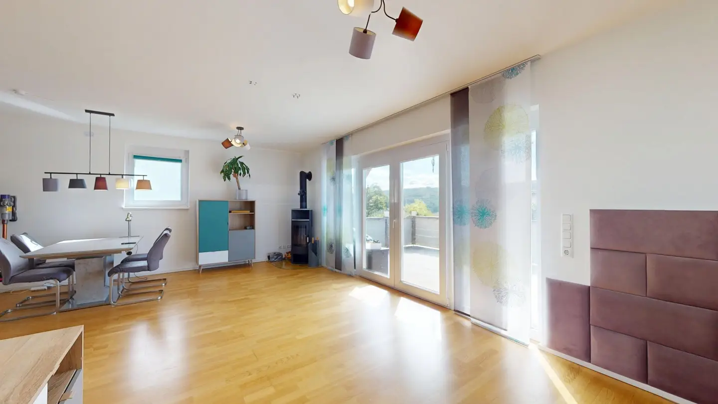 Neuwertiges Endreihenhaus mit Fernblick über den Wienerwald: Südterrasse, Balkon, Garten und beheizter Keller