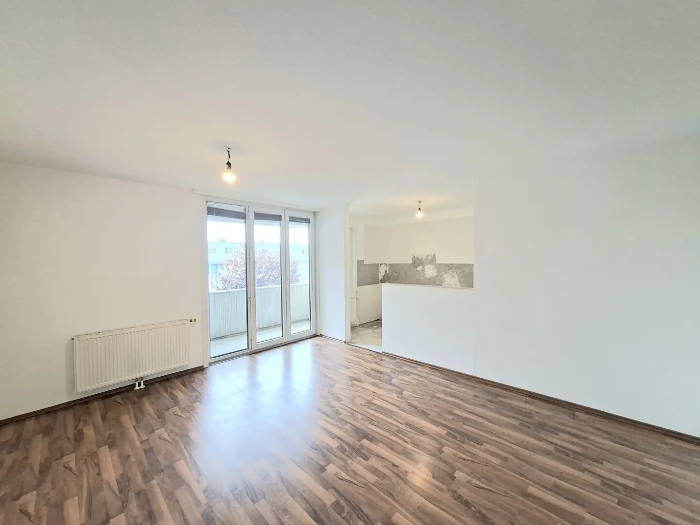 COMMISSION-FREE FROM THE OWNER! QUIET 3-ROOM WITH LOGGIA NEAR U1 OBERLAA!