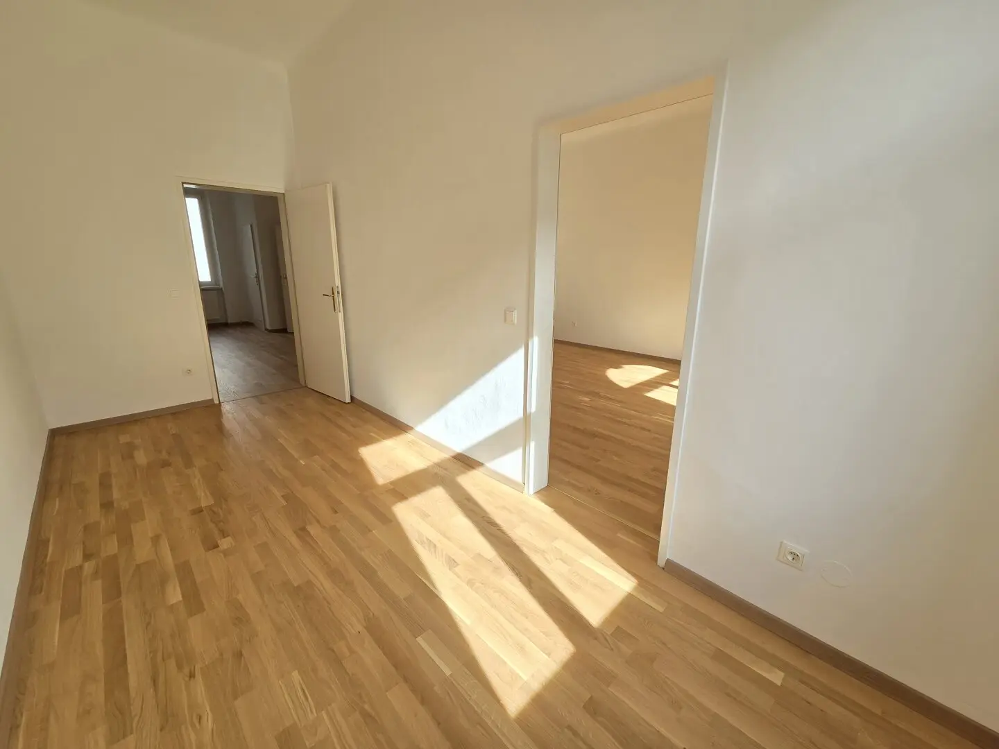 Herrliche klassische Altbauwohnung in U-Bahnnähe