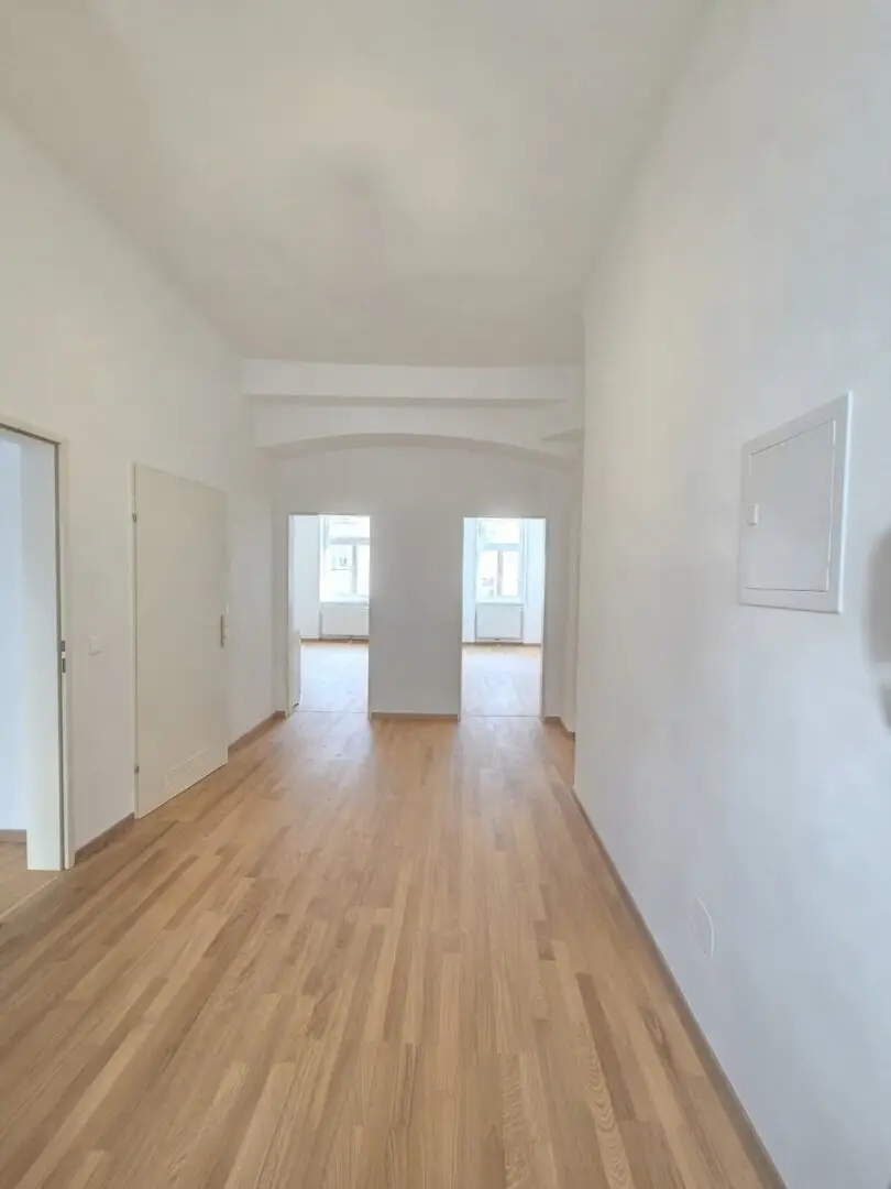 Splendid classic period apartment near subway