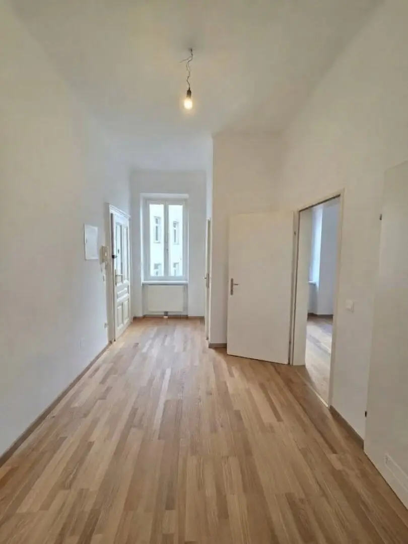 Splendid classic period apartment near subway