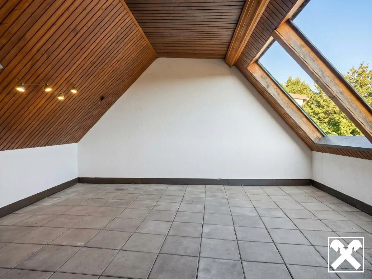 Dachgeschosswohnung mit großer Loggia in Seenähe
