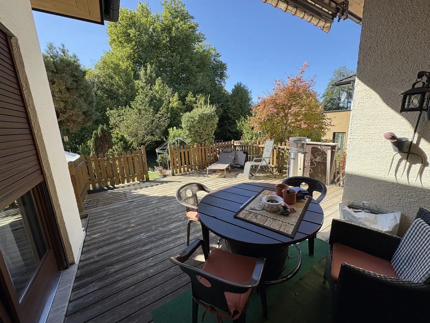 Ruhig gelegene Wohnung mit Terrasse und Doppelgarage