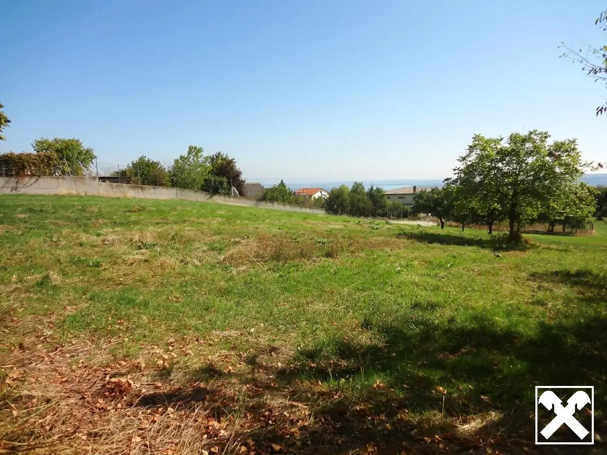 Family apartment in quiet location near lake with development potential