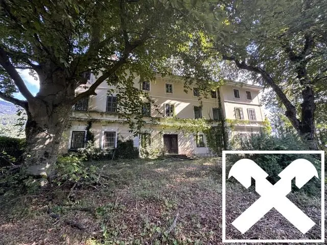 Repräsentative Wohnung im Gründerzeitstil mit großem Garten