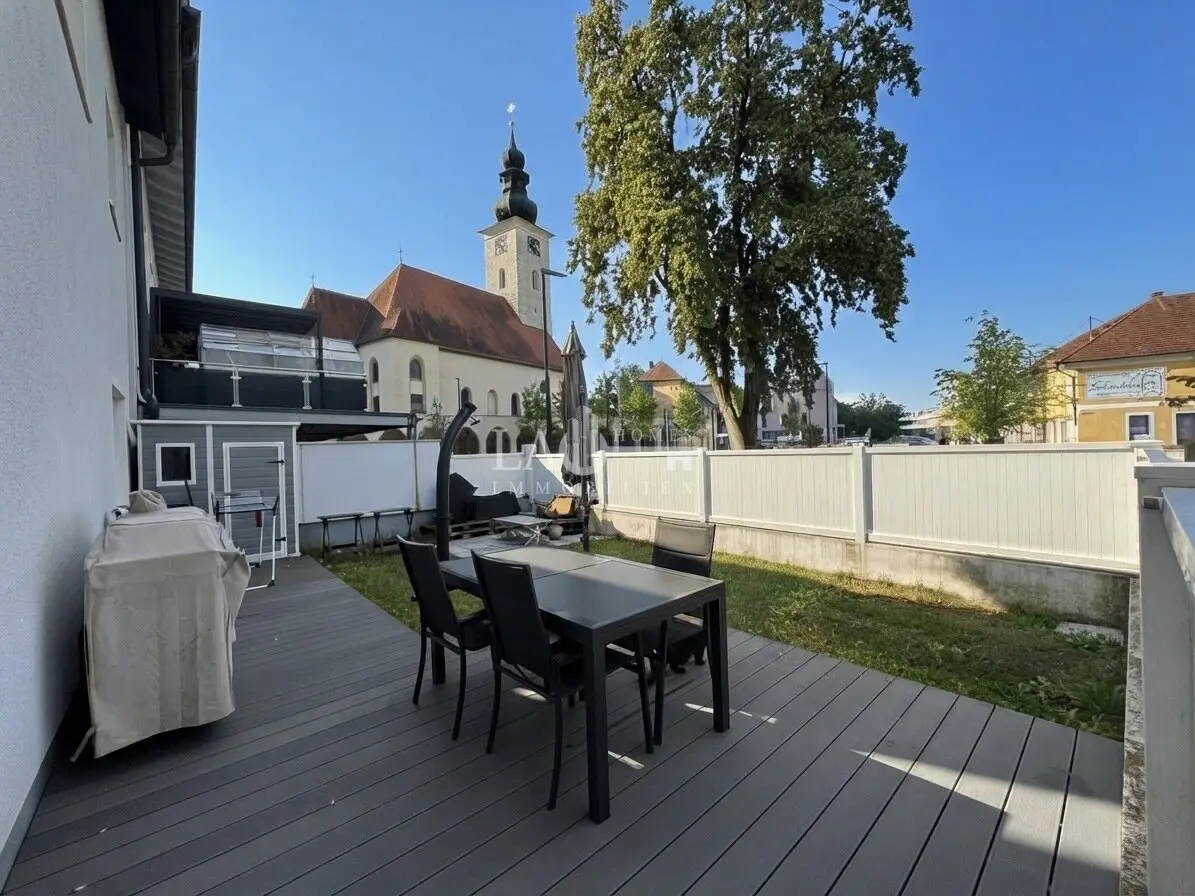 GARTENTRAUM MIT TERRASSE UND ZWEI STELLPLÄTZE IN ZENTRALER LAGE