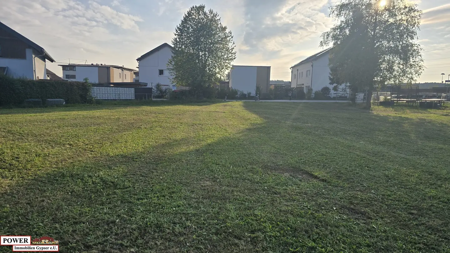 This building plot convinces with comprehensive infrastructure and excellent transport connections