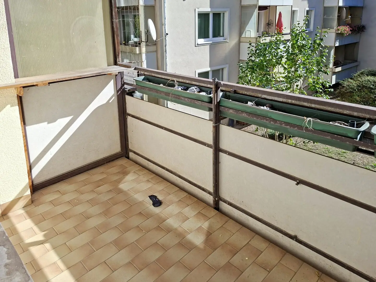 Partly renovated apartment with balcony in green quiet location