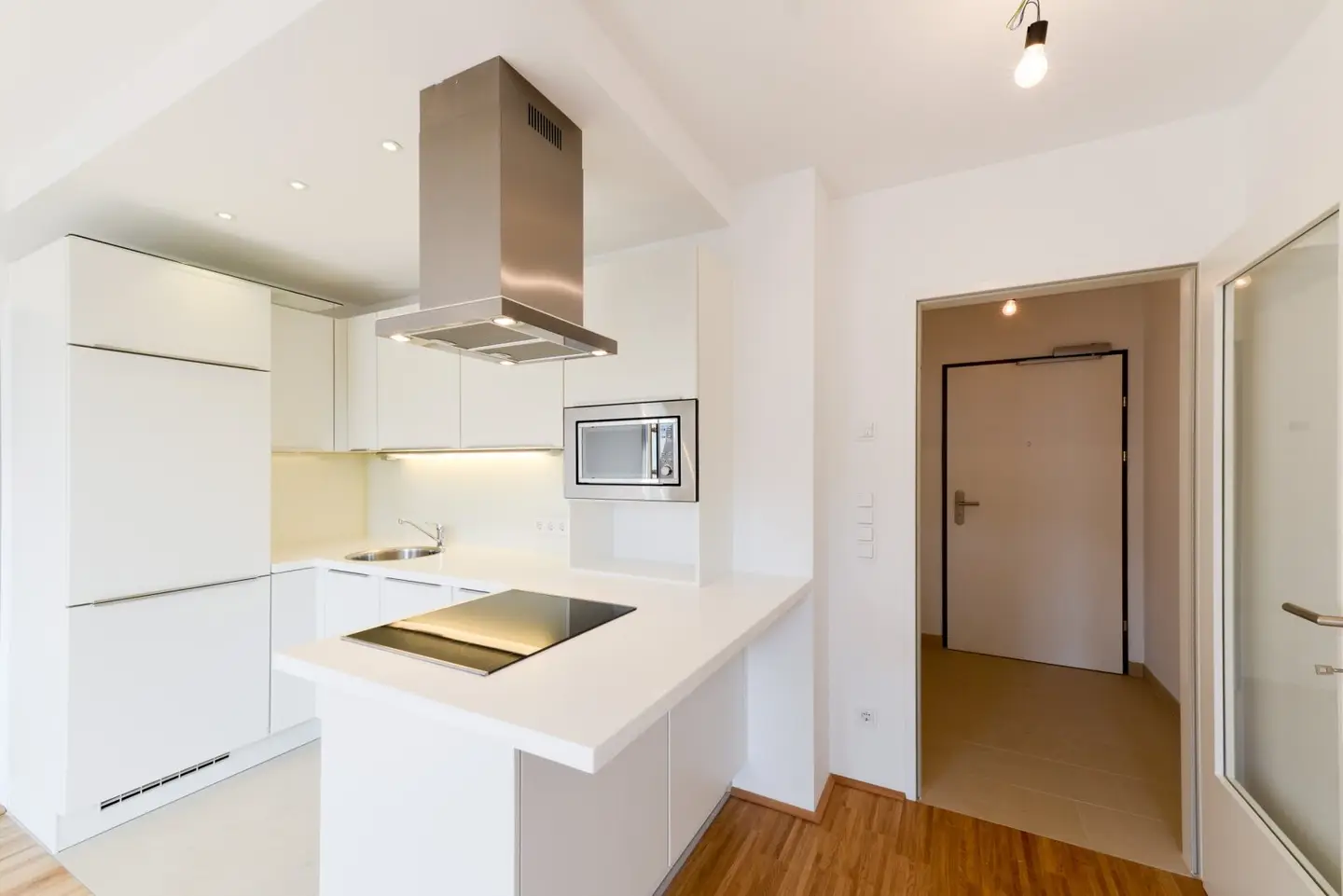 Like-new 2-room apartment near Westbahnhof - balcony, garage, subway