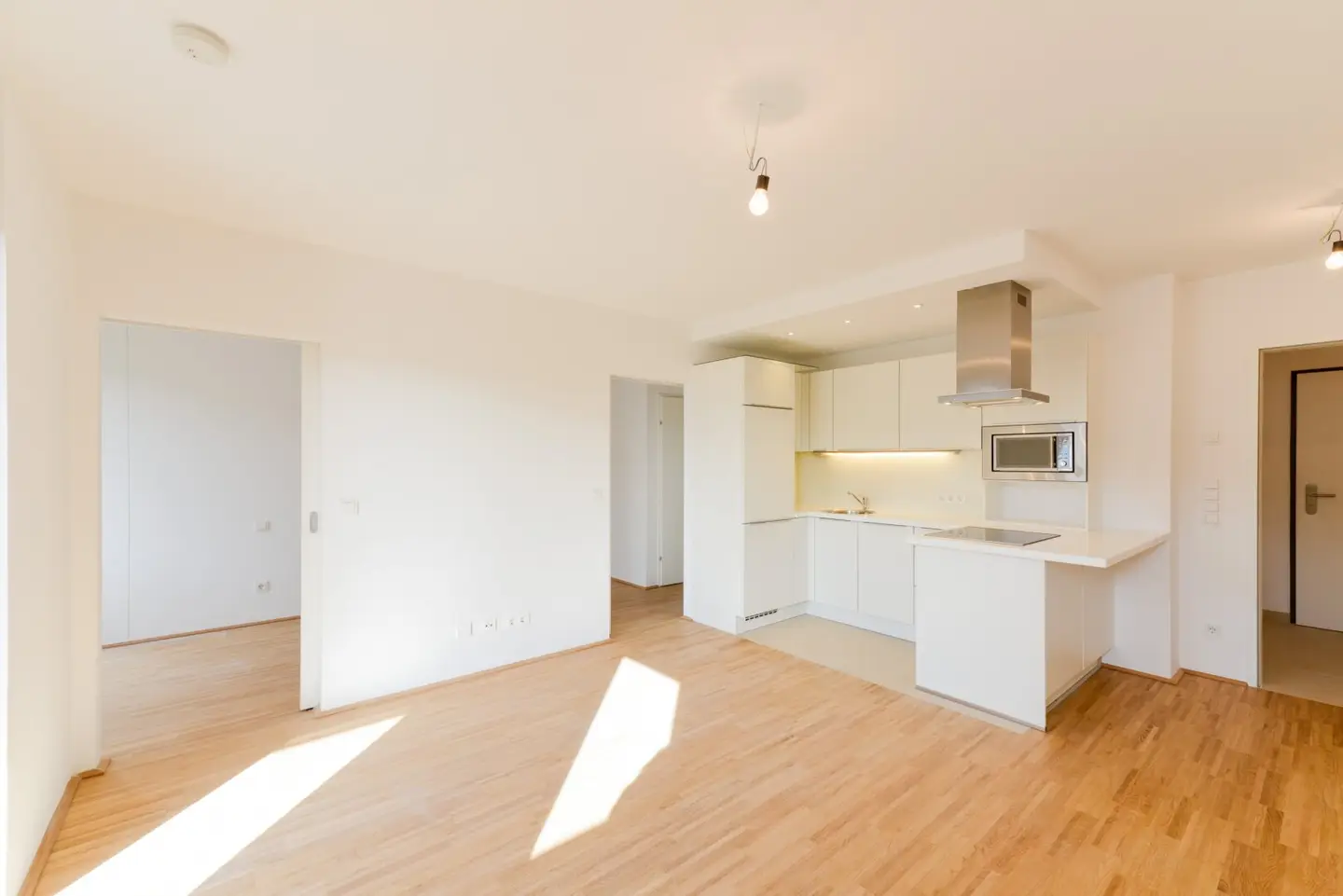Like-new 2-room apartment near Westbahnhof - balcony, garage, subway