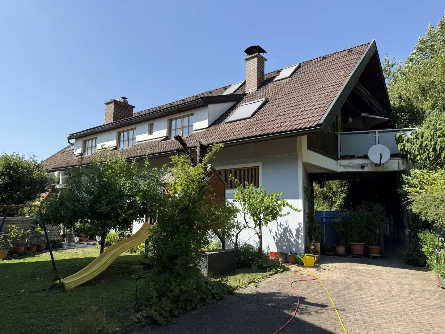 Großzügiges Anwesen - mit zwei Wohnhäusern und großem Naturgarten.