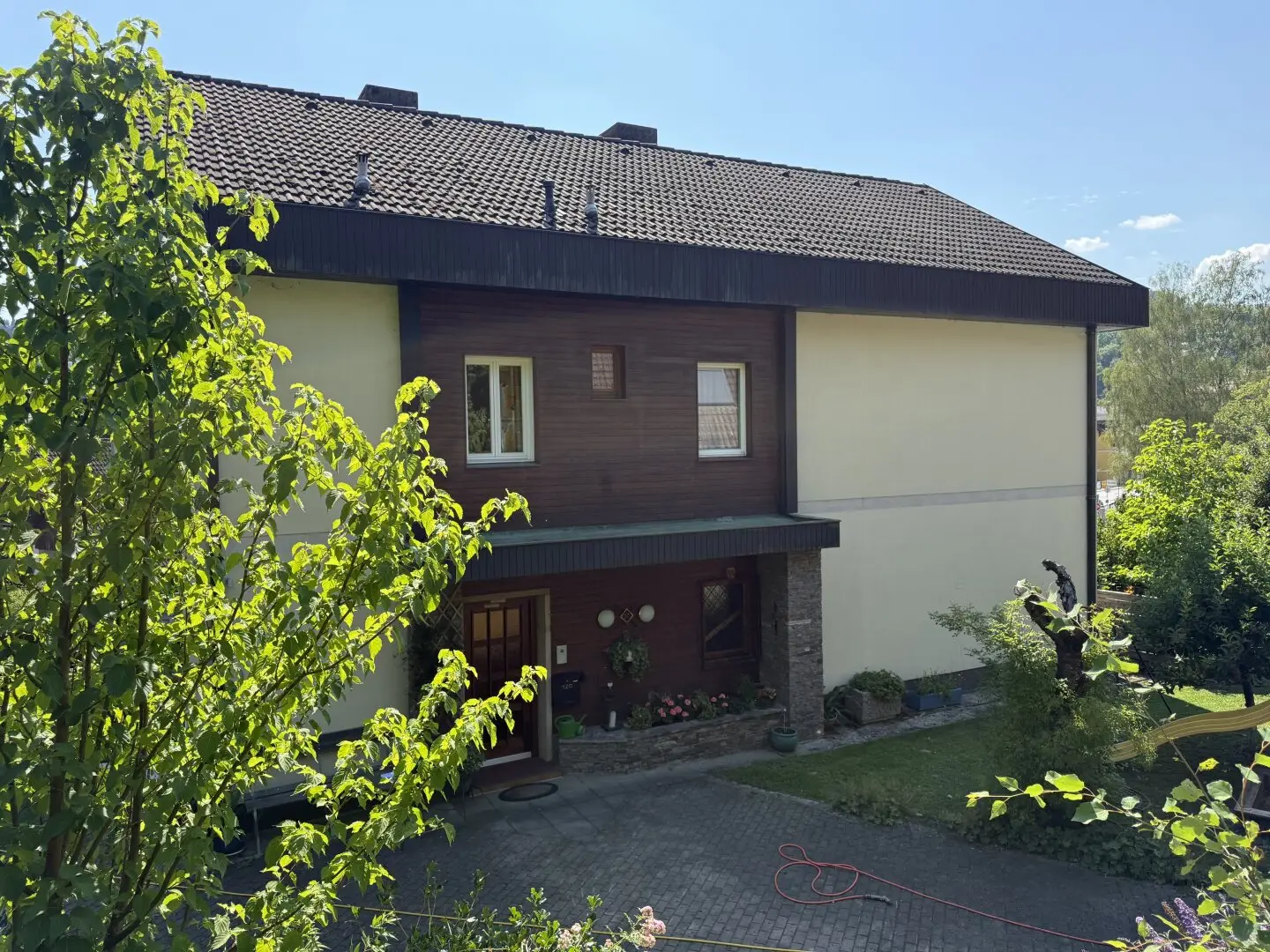 Großzügiges Anwesen - mit zwei Wohnhäusern und großem Naturgarten.