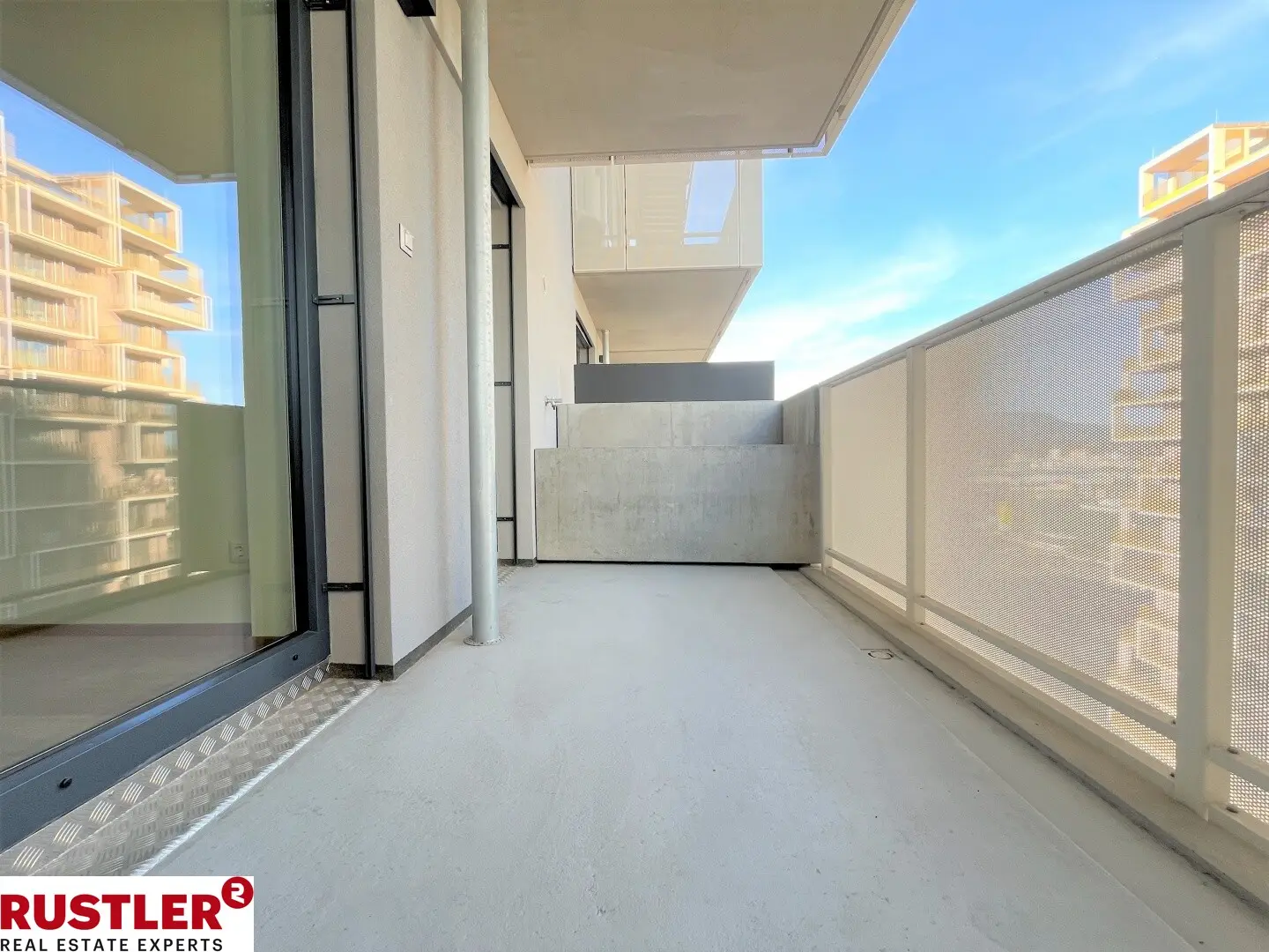 Bright Wohnung with balcony and morning sun