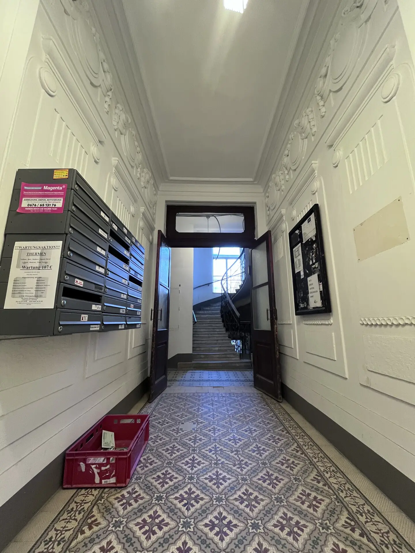 Bright Altbauwohnung in a splendid period building