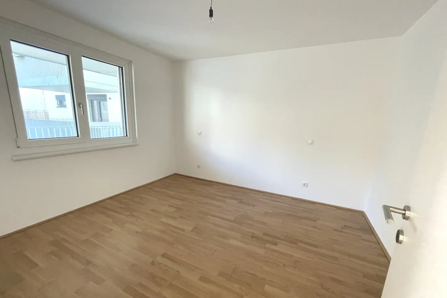 Bright apartment with large loggia and parquet
