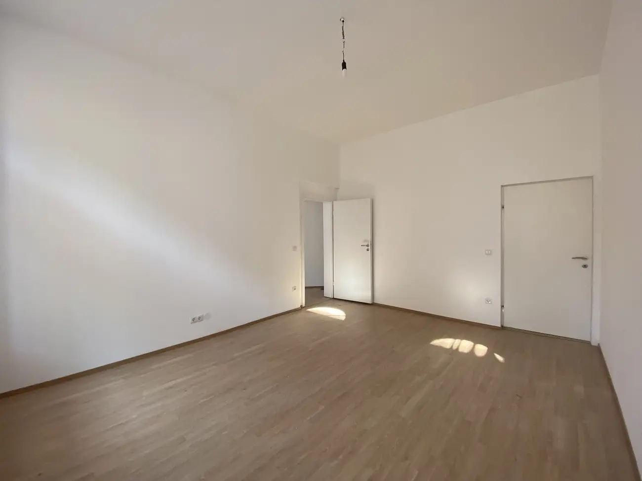 Newly available period apartment with balcony near palace park