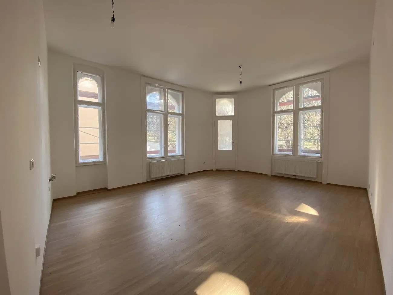 Newly available period apartment with balcony near palace park