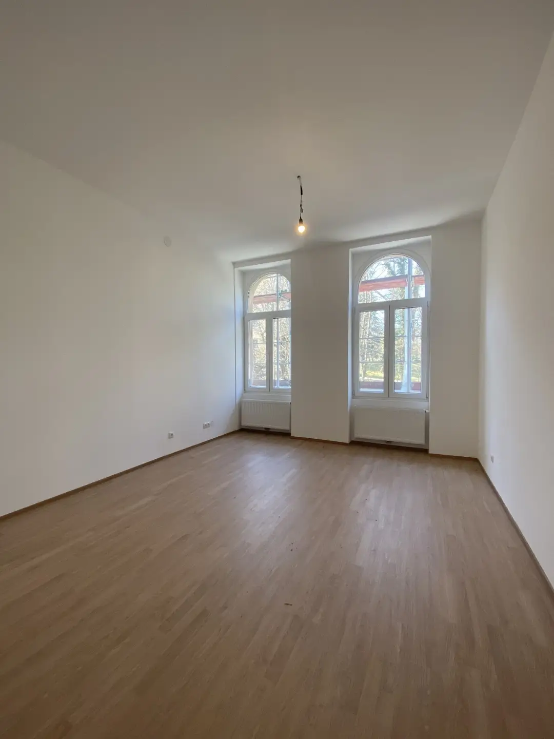 Newly available period apartment with balcony near palace park