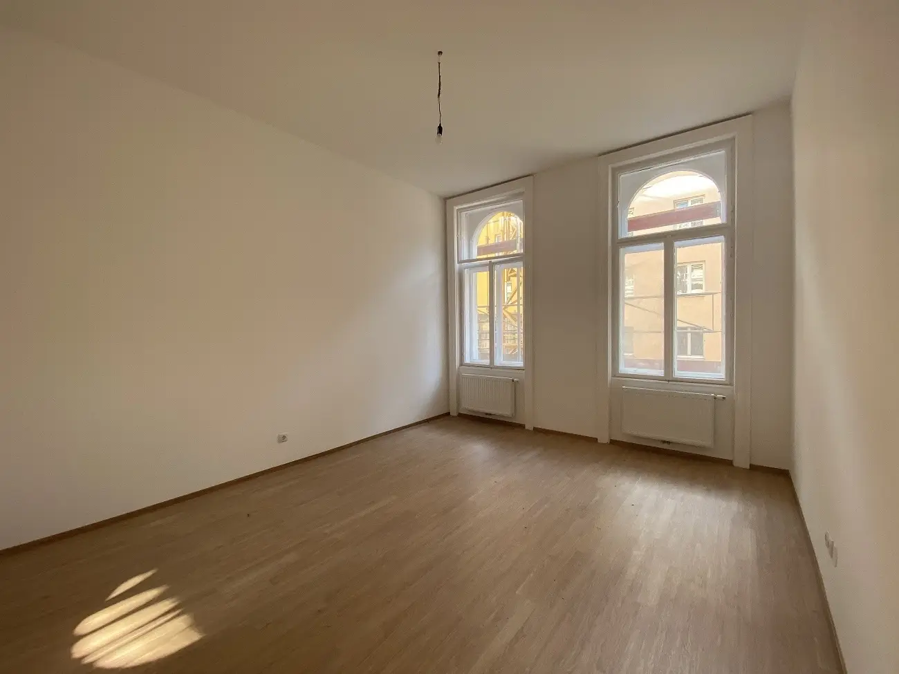 Newly available period apartment with balcony near palace park