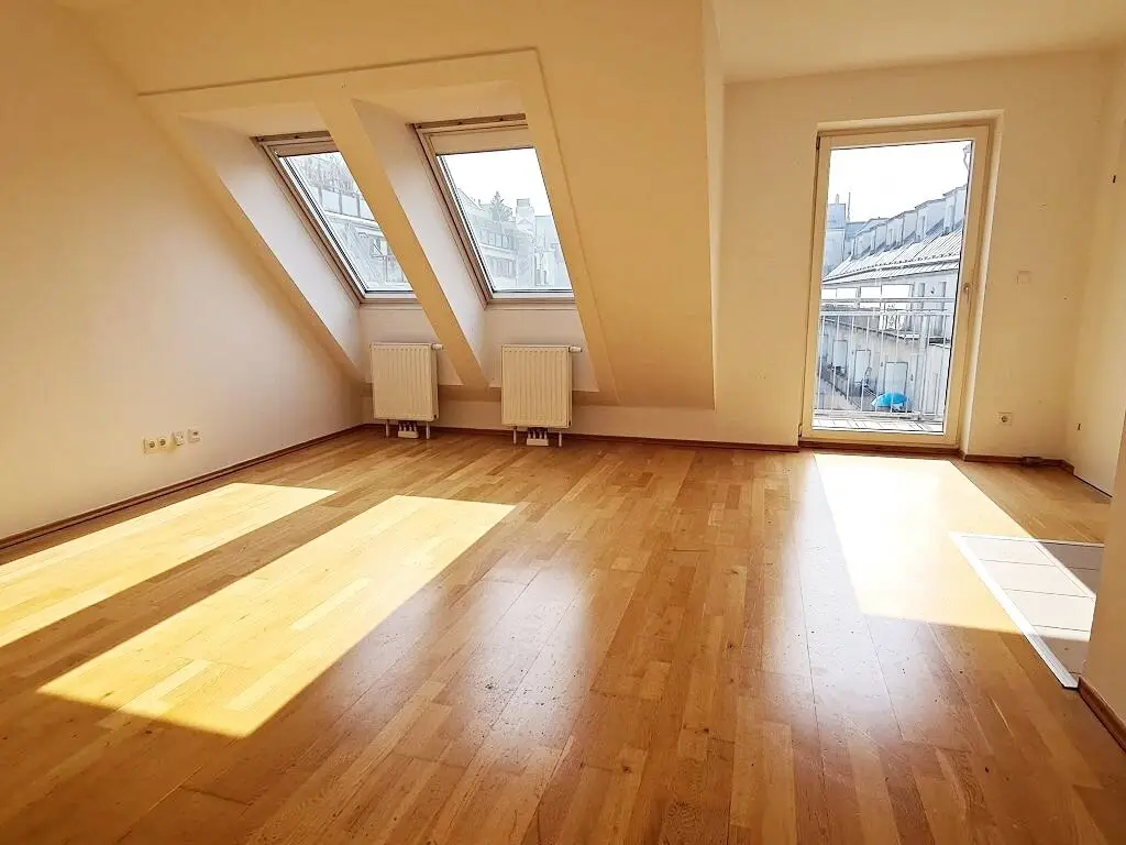 HARDTMUTHGASSE, well maintained 95 m2 attic with 10 m2 balcony, living kitchen, 3 rooms, bathtub, parquet, suitable for flatshare