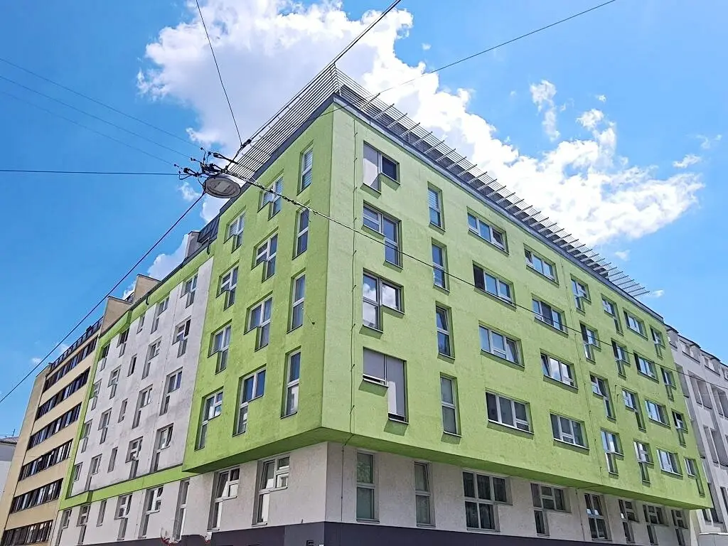 HARDTMUTHGASSE, gepflegte 95 m2 Dachgeschoß mit 10 m2 Balkon, Wohnküche, 3 Zimmer, Wannenbad, Parketten, WG-geeignet