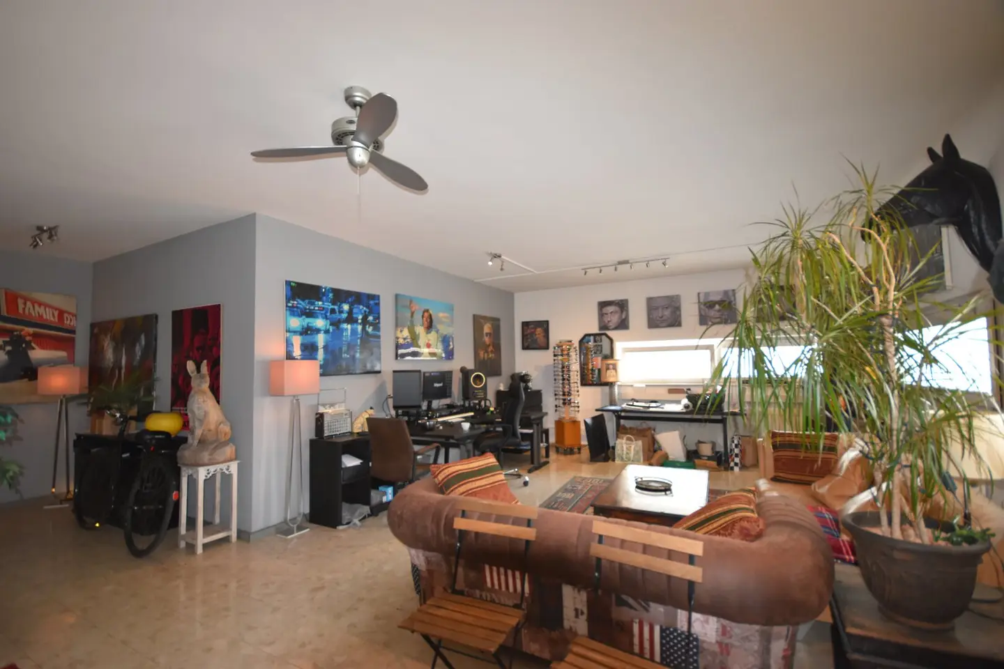SCHALLMOOS - Unique studio/office with residential possibility and car parking space near the train station