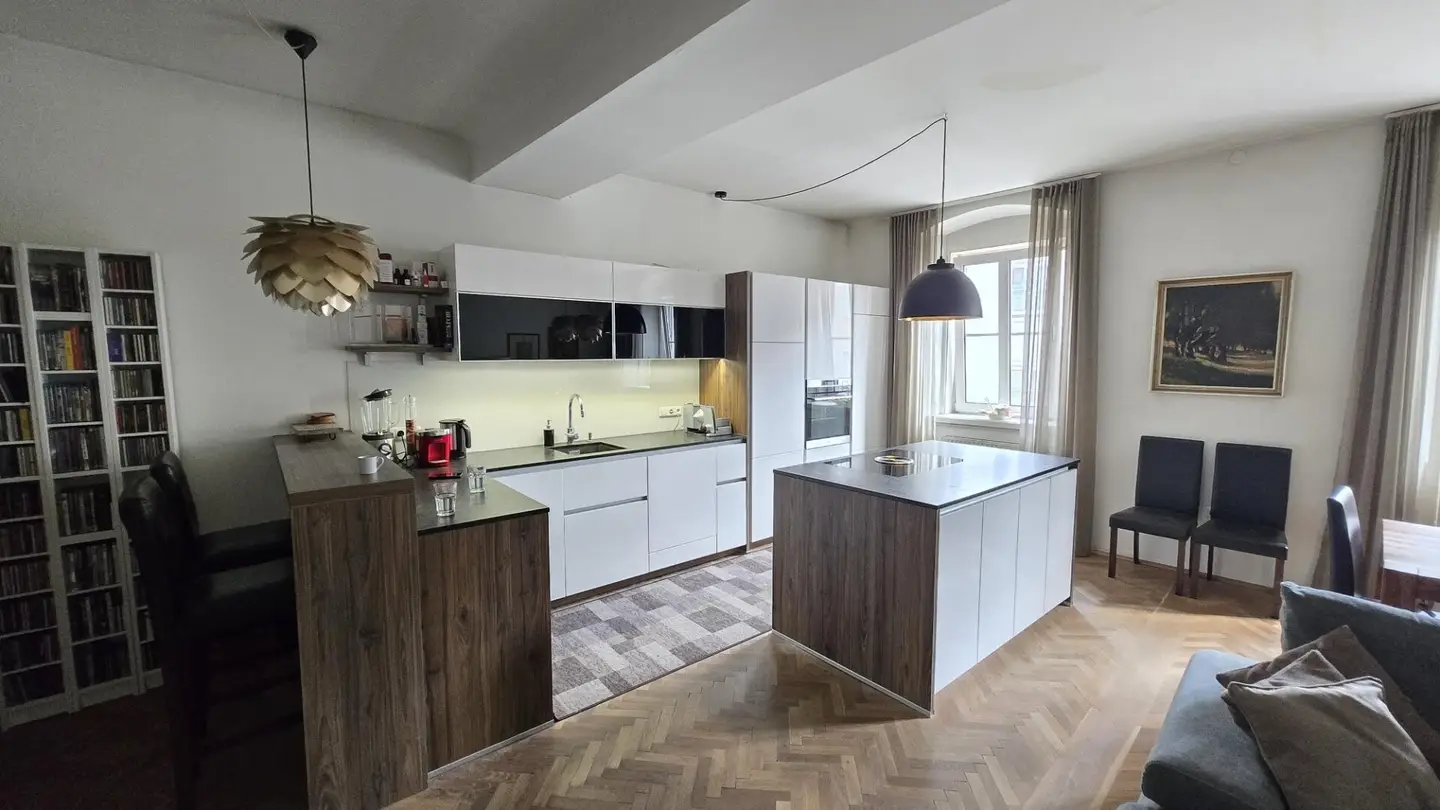 Stilvolles Ambiente: 3-Zimmer-Maisonettwohnung mit möblierter Küche und Terrasse im Zentrum von Schärding