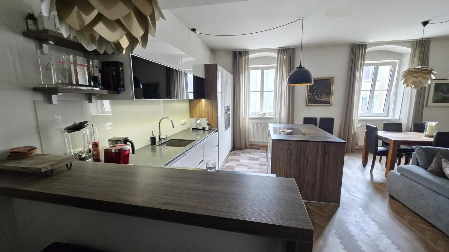 Stilvolles Ambiente: 3-Zimmer-Maisonettwohnung mit möblierter Küche und Terrasse im Zentrum von Schärding